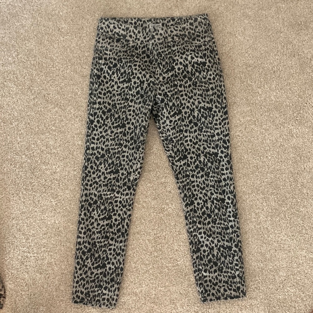 Elastic wasteband. Faux pockets in front. Functioning pockets in back.